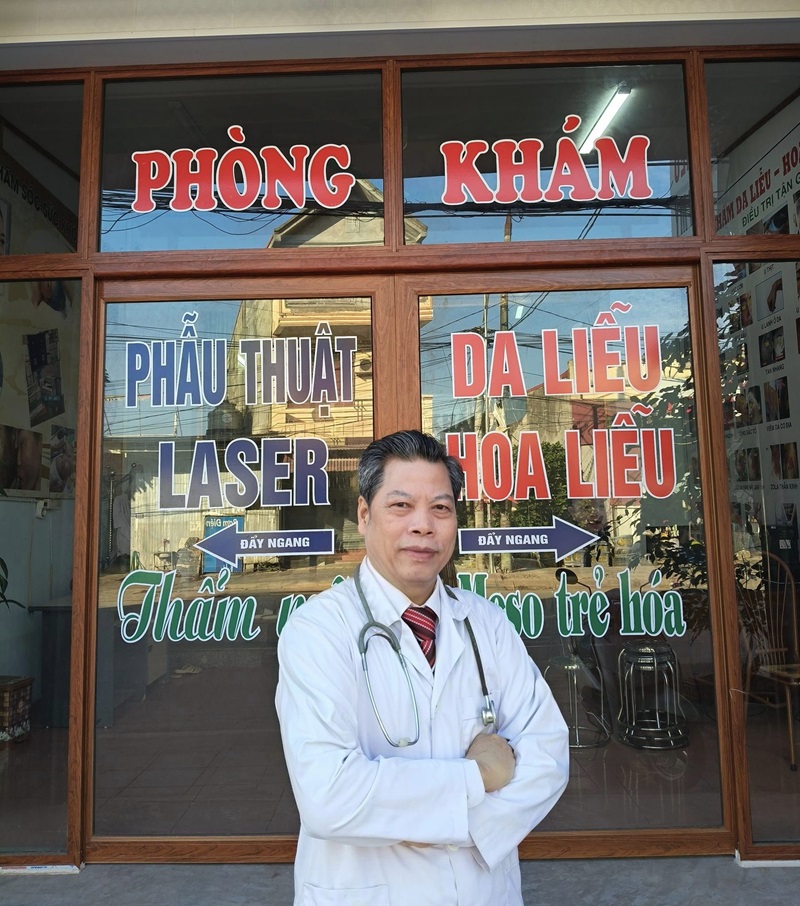 Bác sĩ Vương tại phòng khám phẫu thuật laser và da liễu