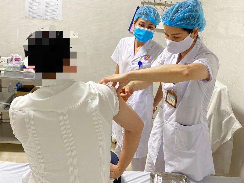 Bác sĩ da liễu Bắc Giang - Mai Anh đang điều trị cho bệnh nhân