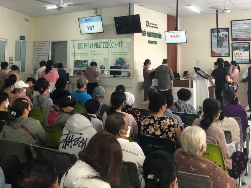 rất đông bệnh nhân đến khám bệnh tại bệnh viện