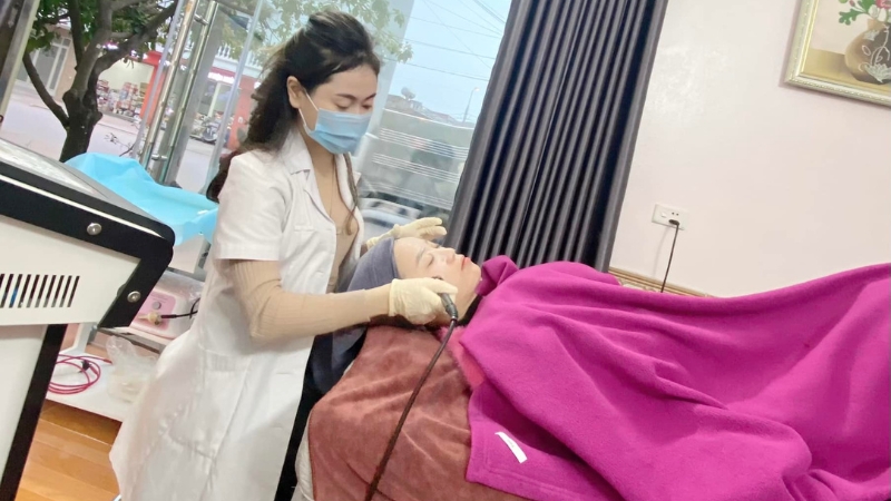 Bác sĩ Thanh Tâm đang chữa bệnh cho bệnh nhân
