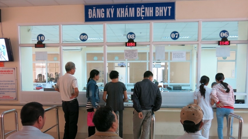 người bệnh đang đăng ký khám bệnh BHYT